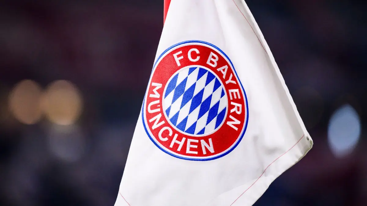 FC Bayern München: ARCHIV - 26.11.2024, Bayern, München: Fußball: Champions League, Bayern München - Paris Saint-Germain, Vorrunde, 5. Spieltag, Allianz Arena. Das Logo des FC Bayern München ist auf der Eckfahne zu sehen. (zu dpa: «FC Bayern will bei Club-WM «Marke vier Wochen präsentieren»») Foto: Tom Weller/dpa +++ dpa-Bildfunk +++