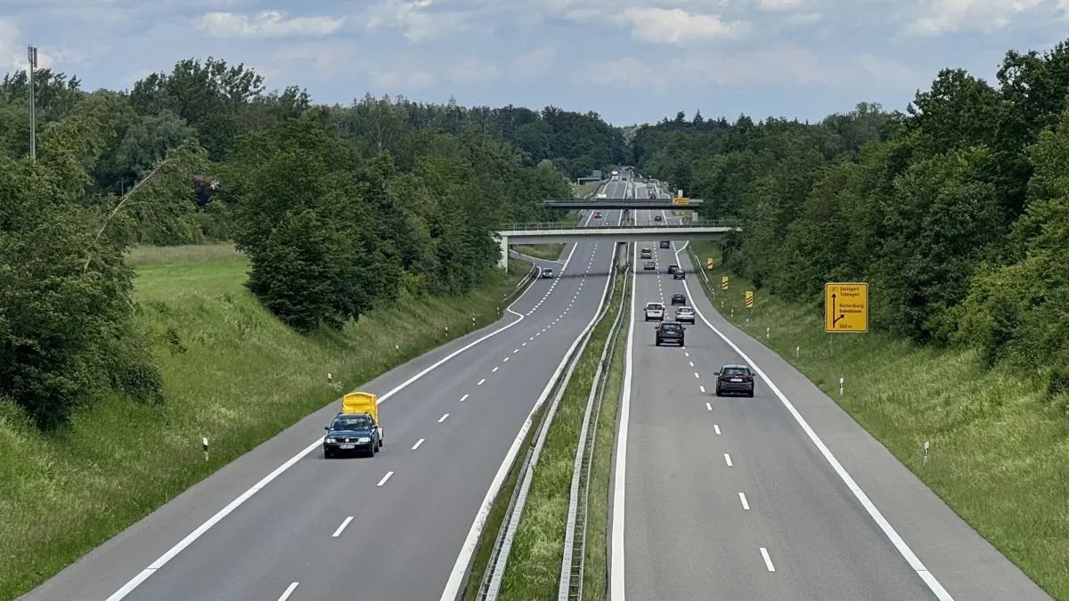 Die Aufnahme zeigt die B27, Fahrtrichtung Tübingen, aufgenommen am 6.6.24 auf Höhe Bodelshausen, zu sehen ist rechts die Abfahrt Bodelshausen/Rottenburg, davor die Bahnlinie Albstadt/Tübingen