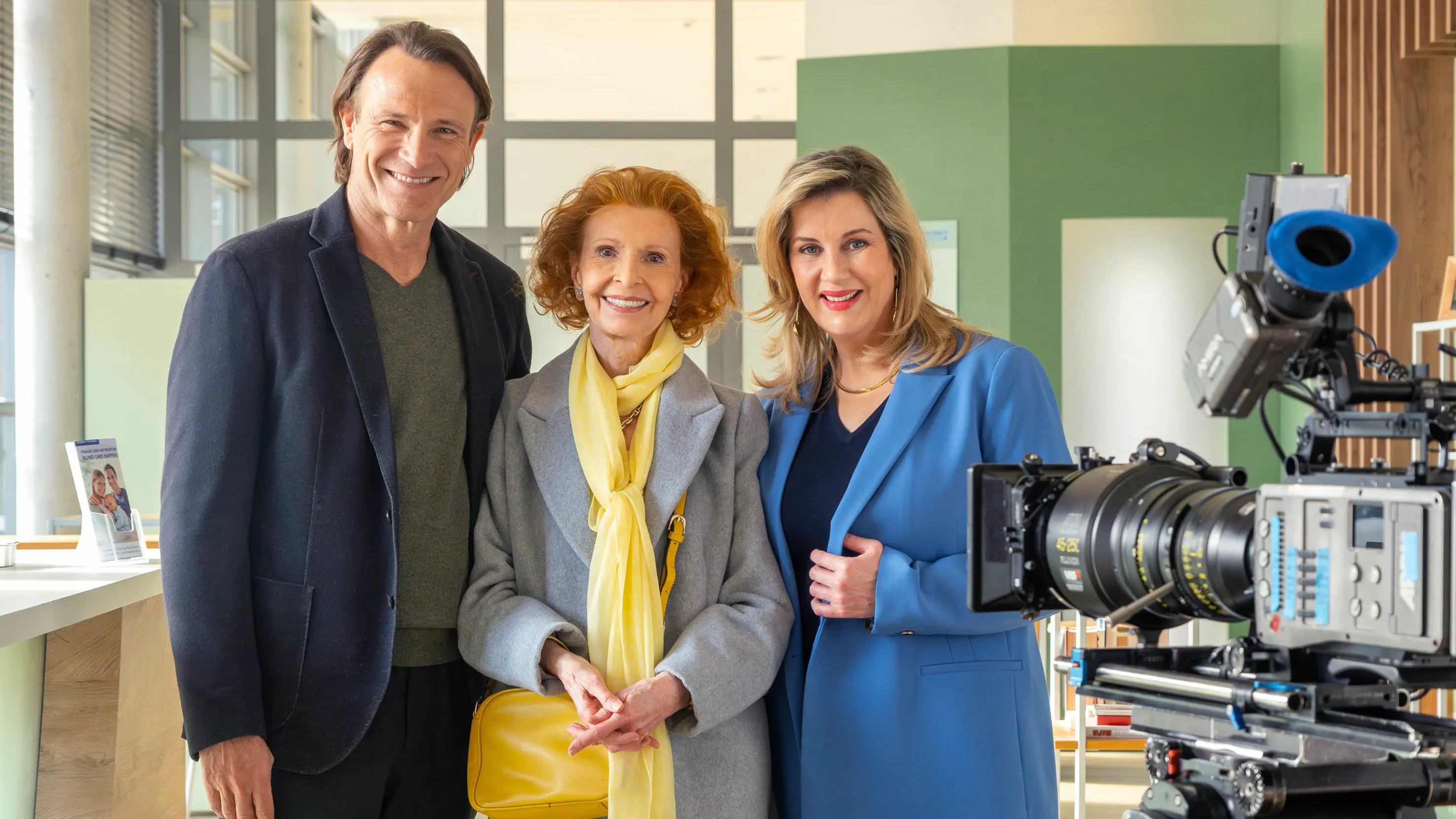 MITTELDEUTSCHER RUNDFUNK
In aller Freundschaft - Jutta Kammann
v.li.: Bernhard Bettermann, Jutta Kammann, Alexa Maria Surholt
© MDR/Sebastian Kiss, honorarfrei - Verwendung gemäß der AGB im engen inhaltlichen, redaktionellen Zusammenhang mit genannter MDR-Sendung und bei Nennung "Bild: MDR/Sebastian Kiss" (S2+). MDR/HA Kommunikation, 04360 Leipzig, Tel: (0341) 300 6477 oder - 6463