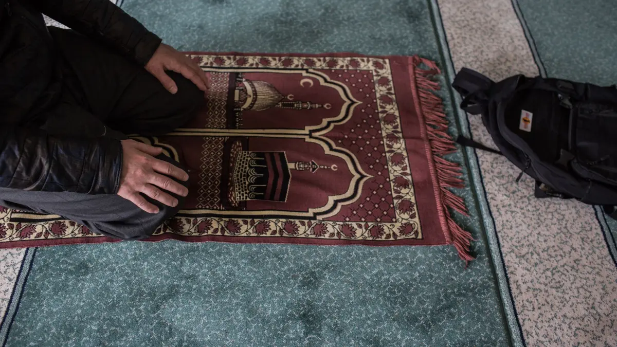 Muslim betet auf Gebetsteppich in Moschee: ARCHIV - 14.05.2021, Niedersachsen, Hannover: Ein Muslim kniet während eines Gebets auf einem Gebetsteppich in einer Moschee. Schätzungsweise 35.000 bis 40.000 Muslime leben in Sachsen-Anhalt. Für sie beginnt am 1. März der Fastenmonat Ramadan. (zu dpa: «Ramadan beginnt für Zehntausende Muslime Anfang März») Foto: Eman Helal/dpa +++ dpa-Bildfunk +++