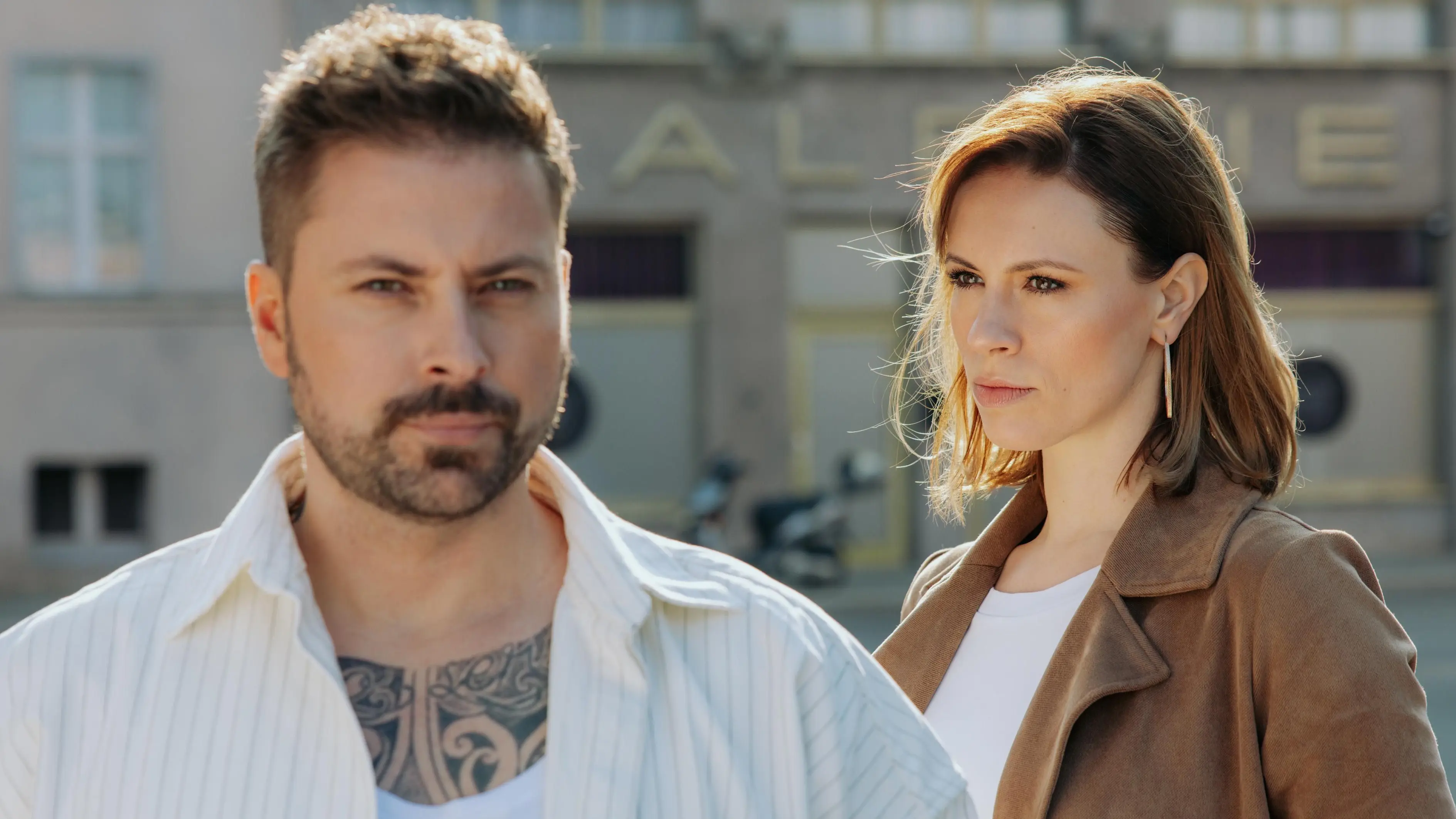 John (Felix von Jascheroff) weiß nicht, dass er das Kind von Zoe (Lara Dandelion Seibert) gezeugt hat.