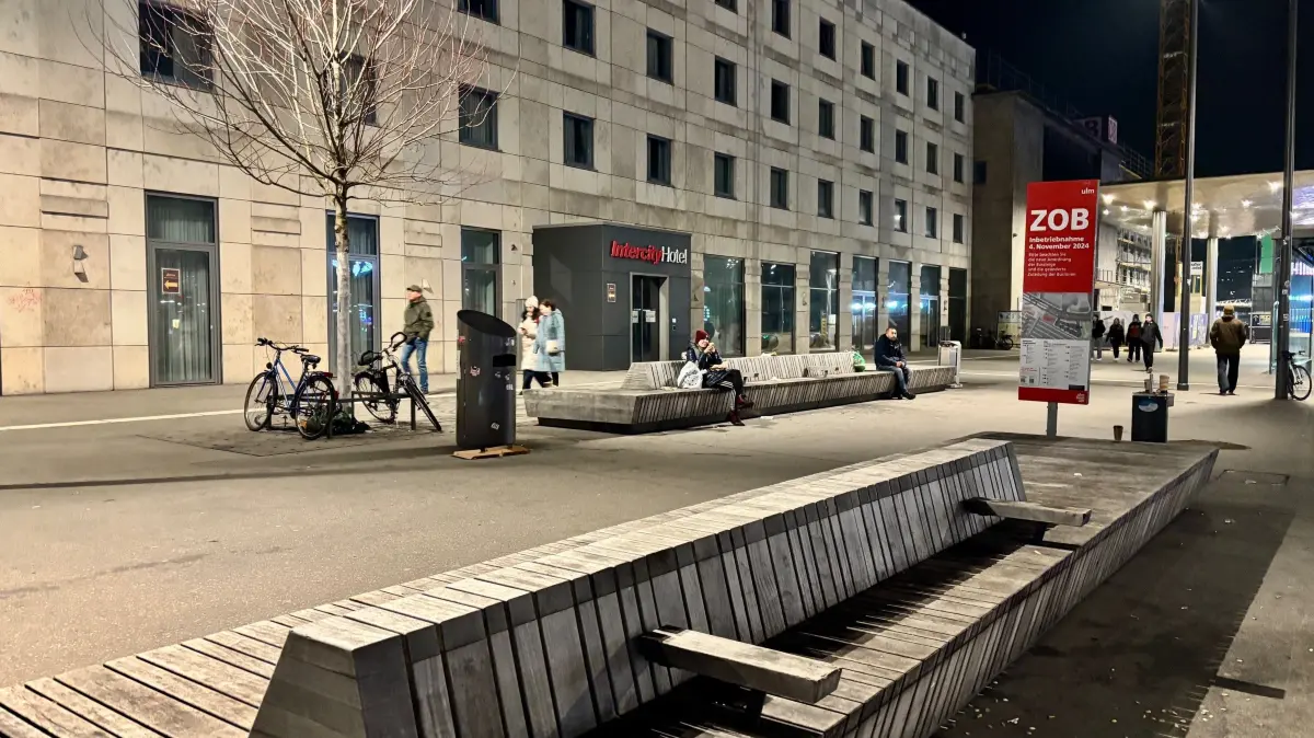 Schauplatz des Geschehens: der Bahnhofsplatz vor dem Intercity Hotel.