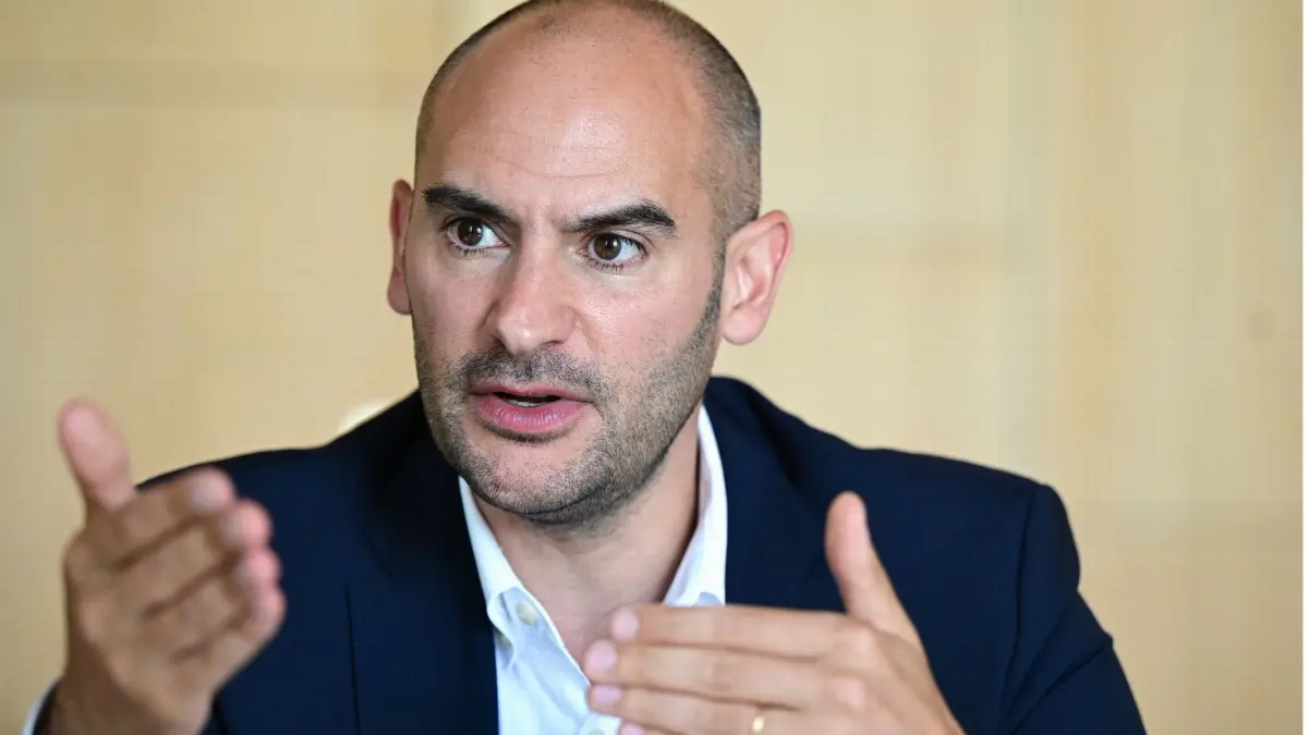 ARCHIV - 20.07.2023, Baden-Württemberg, Stuttgart: Danyal Bayaz (Bündnis 90/Die Grünen), Finanzminister von Baden-Württemberg, aufgenommen in seinem Büro bei einem Interview mit der Deutschen Presse-Agentur. (zu dpa: «Bayaz: Abschiebungen nach Afghanistan ernsthaft prüfen») Foto: Bernd Weißbrod/dpa +++ dpa-Bildfunk +++