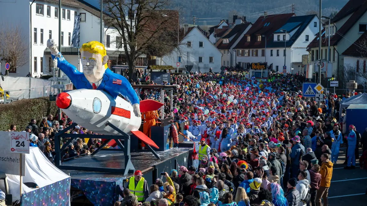 Fasnet in Donzdorf: Tausende Narren feiern beim Umzug | swp.de