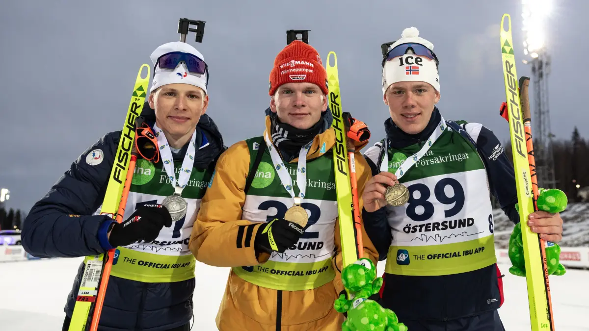 Lukas Tannheimer (Mitte) holt im schwedischen Östersund im Sprint die Gold-Medaille. Das Kunststück gelang seiner Schwester Julia vor zwei Jahren auch schon.
