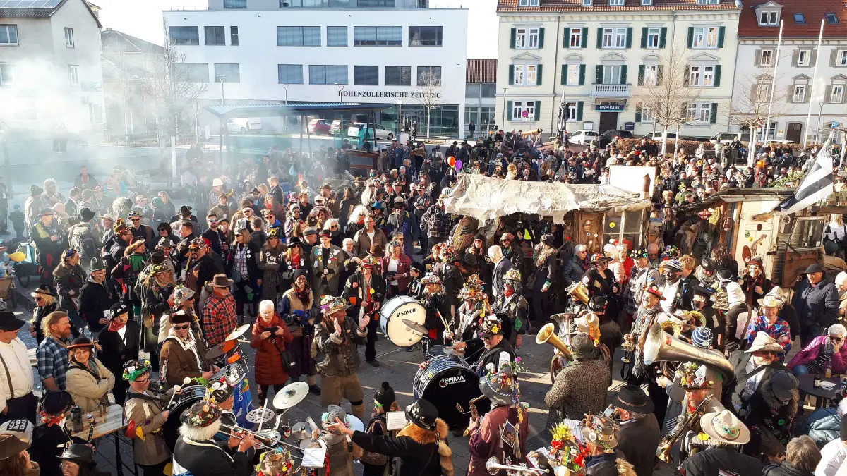 Auf dem Hechinger Obertorplatz versammelte sich die Lumpenschar in großer Zahl.