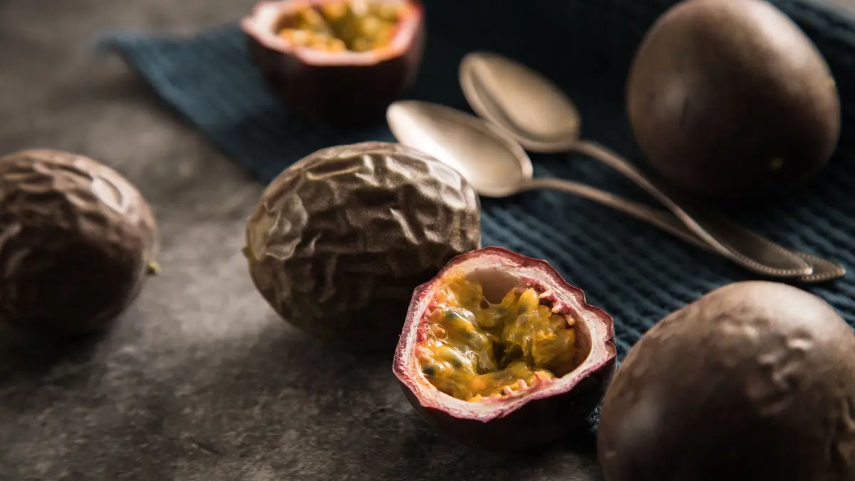 Passionsfrucht: ILLUSTRATION - Die schrumplige Schale zeigt die Reife und Süße der Passionsfrucht an. (zu dpa: «Passionsfrucht schmeckt schrumplig am besten») Foto: Christin Klose/dpa-mag - Honorarfrei nur für Bezieher des Dienstes dpa-Magazin +++ dpa-Magazin +++