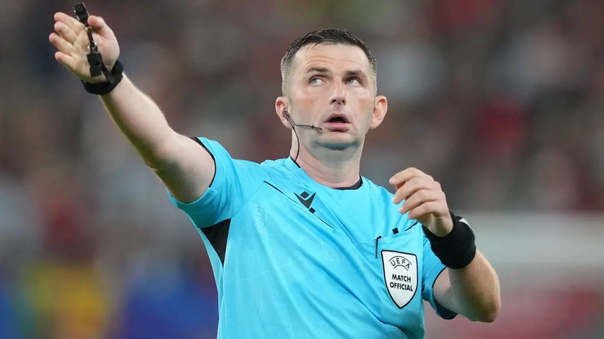 Schiedsrichter Michael Oliver