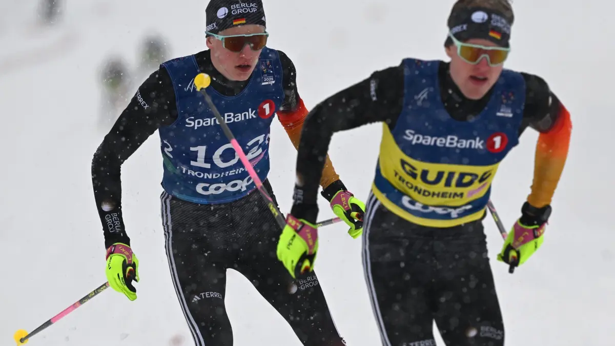 Ski nordisch: Weltmeisterschaft: 04.03.2025, Norwegen, Trondheim: Ski nordisch, Weltmeisterschaft, Langlauf, Herren, Sprint, Klassisch VI, Qualifikation: Theo Bold aus Deutschland mit seinem Guide (r) in Aktion. Foto: Hendrik Schmidt/dpa +++ dpa-Bildfunk +++