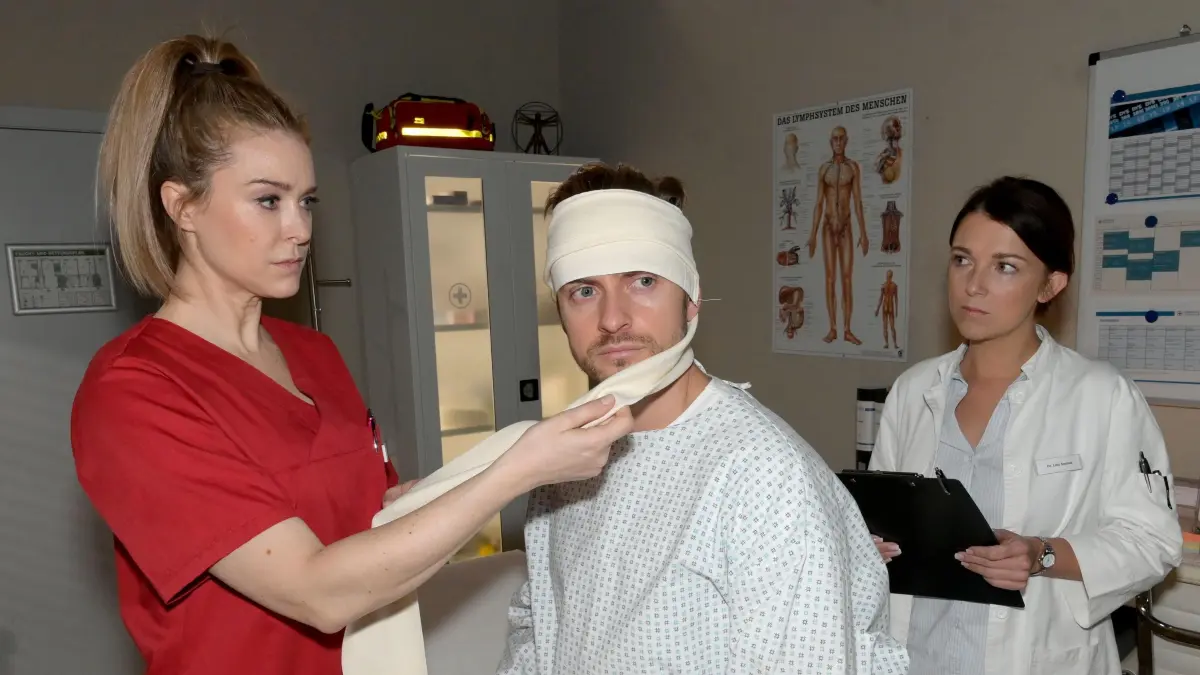 Neue Szene bei GZSZ: Jessica (Nina Ensmann) muss ihren Freund Philip (Jörn Schlönvoigt) versorgen.