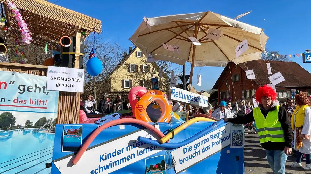 In nur zwei Wochen haben die Langenburger Freibadfreunde einen Wagen gebaut, der ein einziger Hilferuf ist: „Wir retten das Langenburger Freibad“. Das Ganze steht unter einem riesigen „Rettungsschirm“, denn den braucht dieses Freibad dringend