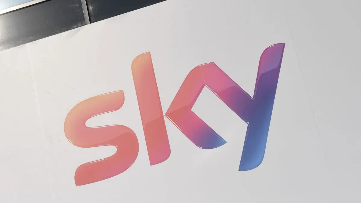 Sky überträgt wieder die komplette Formel-1-Saison: ARCHIV - 17.04.2018, Bayern, Unterföhring Bei München: Ein Sky-Logo, aufgenommen bei der Vorstellung "Das neue Sky" beim Pay-TV-Sender Sky am Sitz des TV-Senders. (zu dpa: «Sky: Formel-1-Publikum jünger und weiblicher») Foto: Tobias Hase/dpa +++ dpa-Bildfunk +++