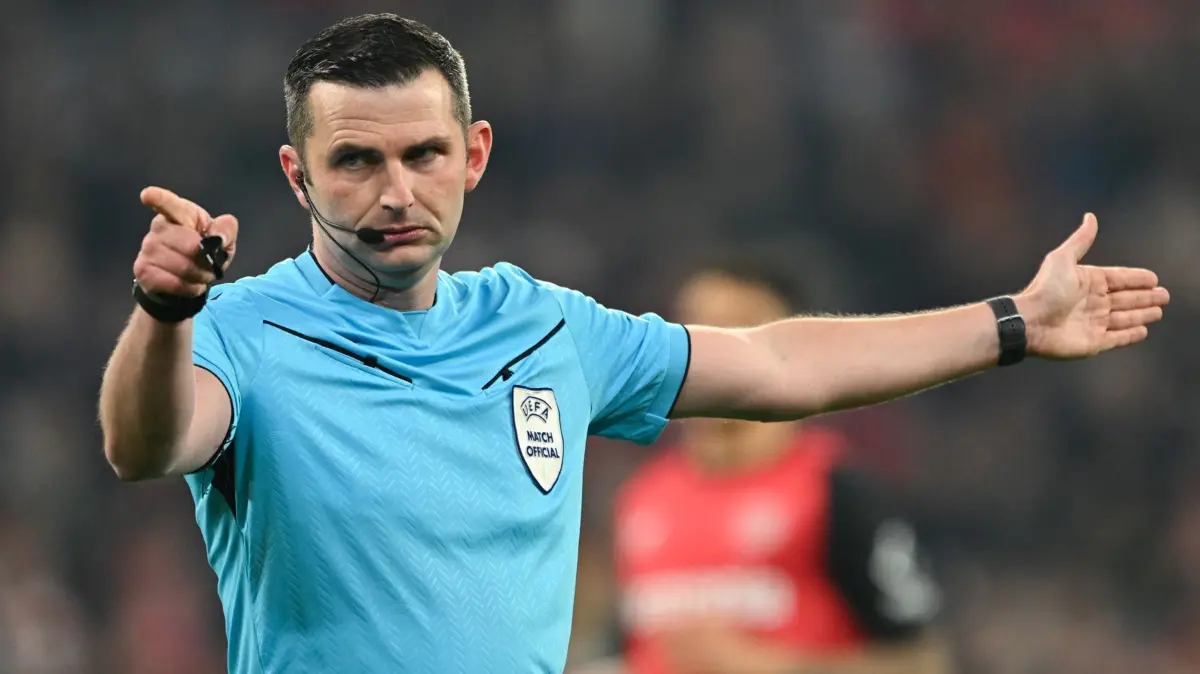 Bayern München - Bayer Leverkusen: 05.03.2025, Bayern, München: Fußball: Champions League, Bayern München - Bayer Leverkusen, K.o.-Runde, Achtelfinale, Hinspiele, Allianz Arena, Schiedsrichter Michael Oliver gestikuliert. Foto: Peter Kneffel/dpa +++ dpa-Bildfunk +++