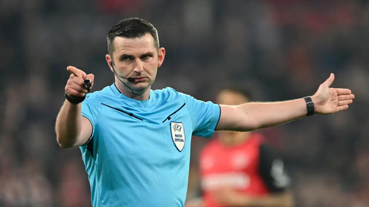 Bayern München - Bayer Leverkusen: 05.03.2025, Bayern, München: Fußball: Champions League, Bayern München - Bayer Leverkusen, K.o.-Runde, Achtelfinale, Hinspiele, Allianz Arena, Schiedsrichter Michael Oliver gestikuliert. Foto: Peter Kneffel/dpa +++ dpa-Bildfunk +++