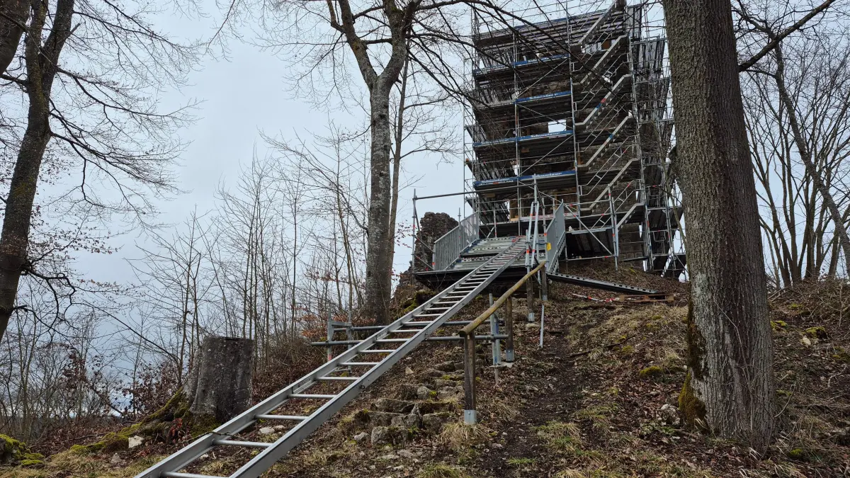 Die Burgruine Hohenstein ist derzeit für Besucher gesperrt. Grund dafür sind dringend notwendige Sanierungsarbeiten.