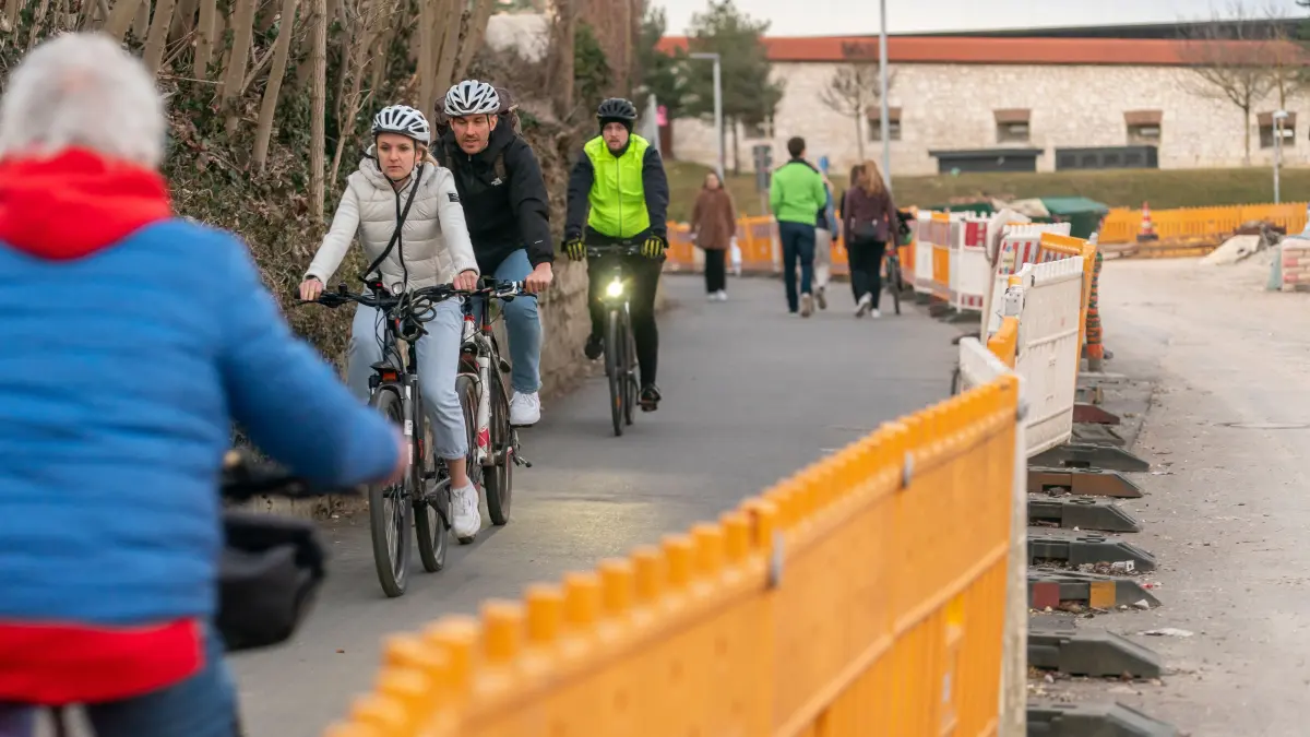 Der Donauradweg wird schon wieder gesperrt! Das sind die Gründe. Bitte Foto von der aktuellen Situation unterhalb der Zick-Zack-Brücke Richtung Donautal und ein zweites von dort Richtung Schillerstraße/Hochschule für Gestaltung.