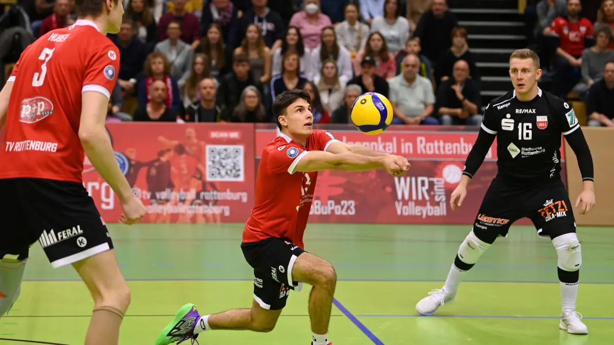 Volleyball 2. Bundesliga Saison 22/23: TV Rottenburg - TSV Mimmenhausen: Vorsicht: Dieses Foto ist möglicherweise nur für den einstigen Verlag Schwäbisches Tagblatt verwendbar. Volleyball 2. Bundesliga Saison 2022/2023
TV Rottenburg - TSV Mimmenhausen 18.03.2023
Milan Kvrzic (Mitte, TV Rottenburg) mit Hannes Elsaesser (re, TV Rottenburg) und Jan Huber (li, TV Rottenburg)
FOTO: ULMER Pressebildagentur
xxNOxMODELxRELEASExx