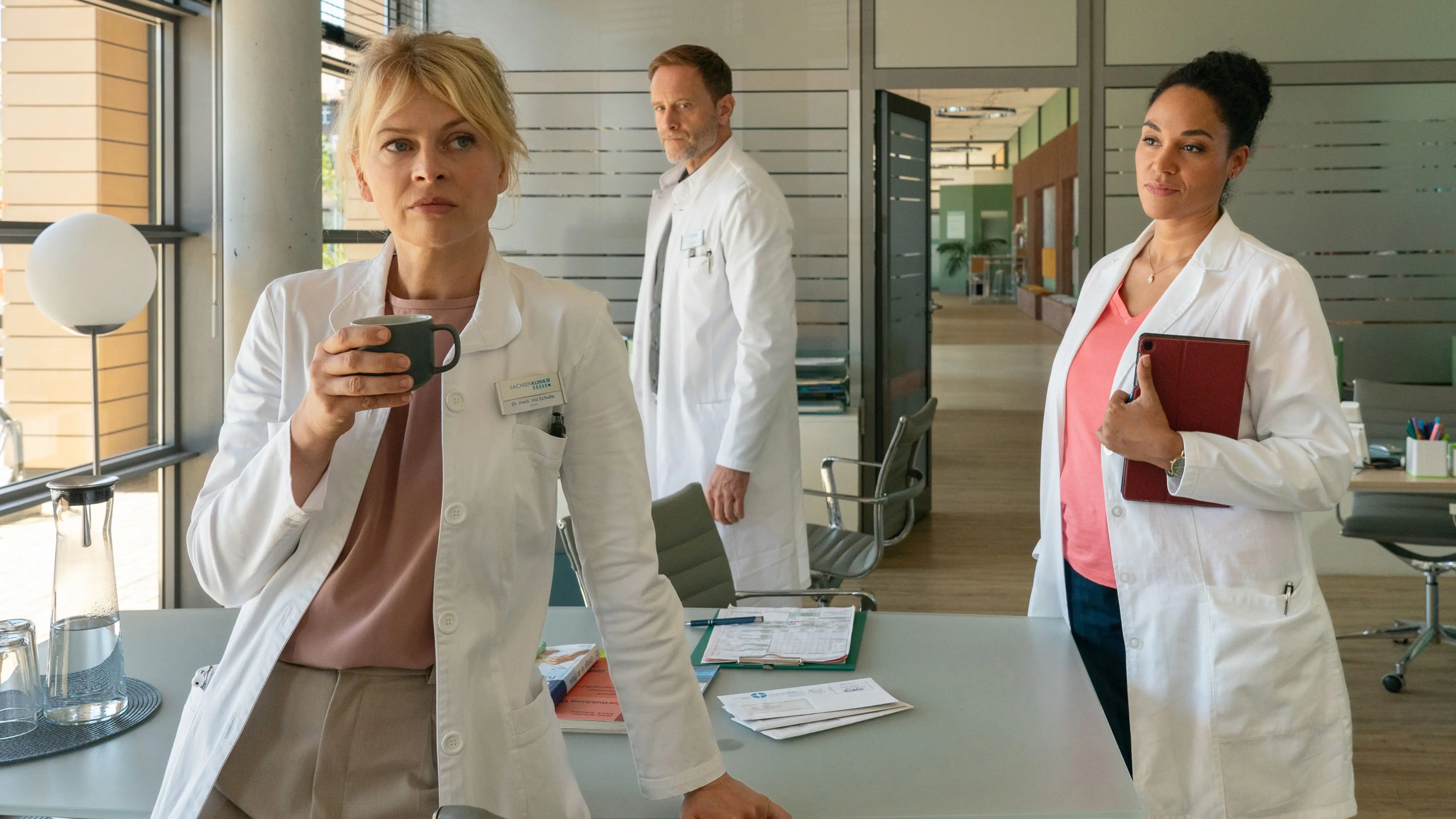 ARD/MDR IN ALLER FREUNDSCHAFT 1086, "Alles für ein Kind", am Dienstag (11.03.25) um 21:00 Uhr im ERSTEN. Ab 04.03.2025, 21:00 Uhr in der ARD-Mediathek.
Dr. Ina Schulte (Isabell Gerschke, li.) wird einer jungen Frau für einen vorübergehenden Zeitraum eine Gebärmutter transplantieren, damit sie sich den sehnlichsten Wunsch nach einem eigenen, leiblichen Kind erfüllen kann. Dr. Lucia Böhm (Vanessa Rottenburg, re.) ist grundsätzlich gegen Organtransplantationen, die nicht dazu dienen, Leben zu erhalten. Und auch von Dr. Kai Hoffmann (Julian Weigend, mi.) bekommt Ina keine Schützenhilfe, denn auch er hat Vorbehalte.
© MDR/Saxonia Media/Steffen Junghans, honorarfrei - Verwendung gemäß der AGB im engen inhaltlichen, redaktionellen Zusammenhang mit genannter MDR-Sendung bei Nennung "Bild: MDR/Saxonia Media/Steffen Junghans" (S2+). MDR/HA Kommunikation, 04360 Leipzig, Tel: (0341) 300 6477 oder - 6463