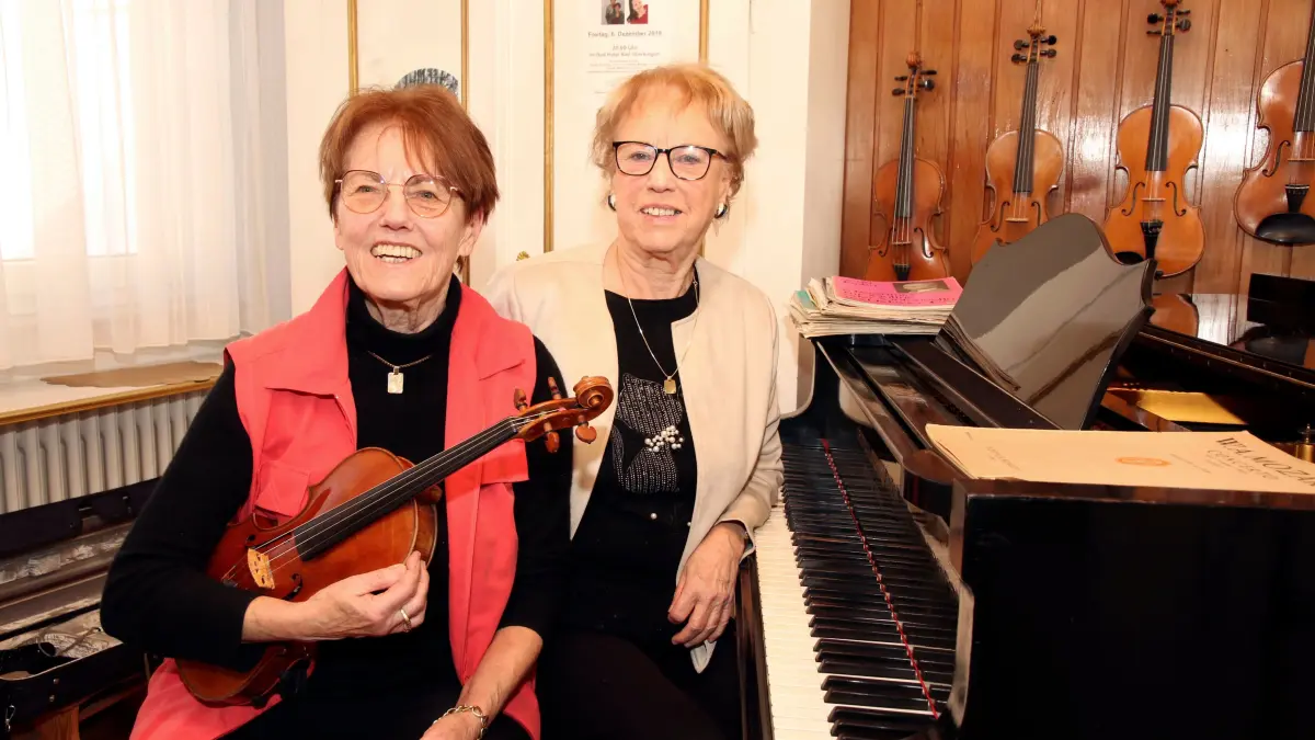 Gisela Roll-Russ (mit roter Weste) und Erika Mändle zum Thema 70 Jahre Kammerorchester Russ - Textautor Claudia Burst