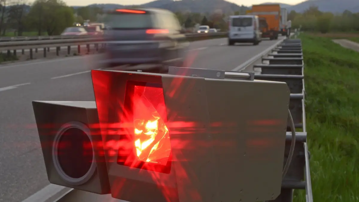 Geschwindigkeitsmessung auf der Autobahn: «BItte recht freundlich»: Wer sich an alles hält, was entlang der Straße angezeigt wird, dürfte auch nicht geblitzt werden - doch manchmal scheint die Beschilderung verwirrend - wirklich? (zu dpa: «Verwirrung oder Vorsatz: Streit um temporäres Tempolimit») Foto: Patrick Seeger/dpa/dpa-tmn - Honorarfrei nur für Bezieher des dpa-Themendienstes +++ dpa-Themendienst +++