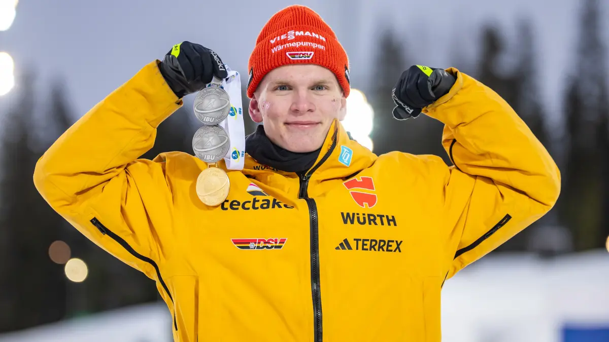 Nachwuchs-Biathlet Lukas Tannheimer mit seinen Medaillen bei der J-WM.