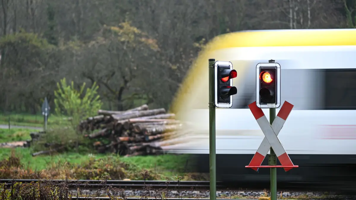 Bahnübergang: ARCHIV - 17.11.2019, Baden-Württemberg, Bad Waldsee - Durlesbach: Eine Regionalbahn, auch Südbahn genannt, fährt auf der Strecke zwischen Aulendorf und Ravensburg an einem Bahnübergang vorbei. (zu dpa: «Bus auf Bahnübergang - Narren verhindern Zugunglück») Foto: Felix Kästle/dpa +++ dpa-Bildfunk +++