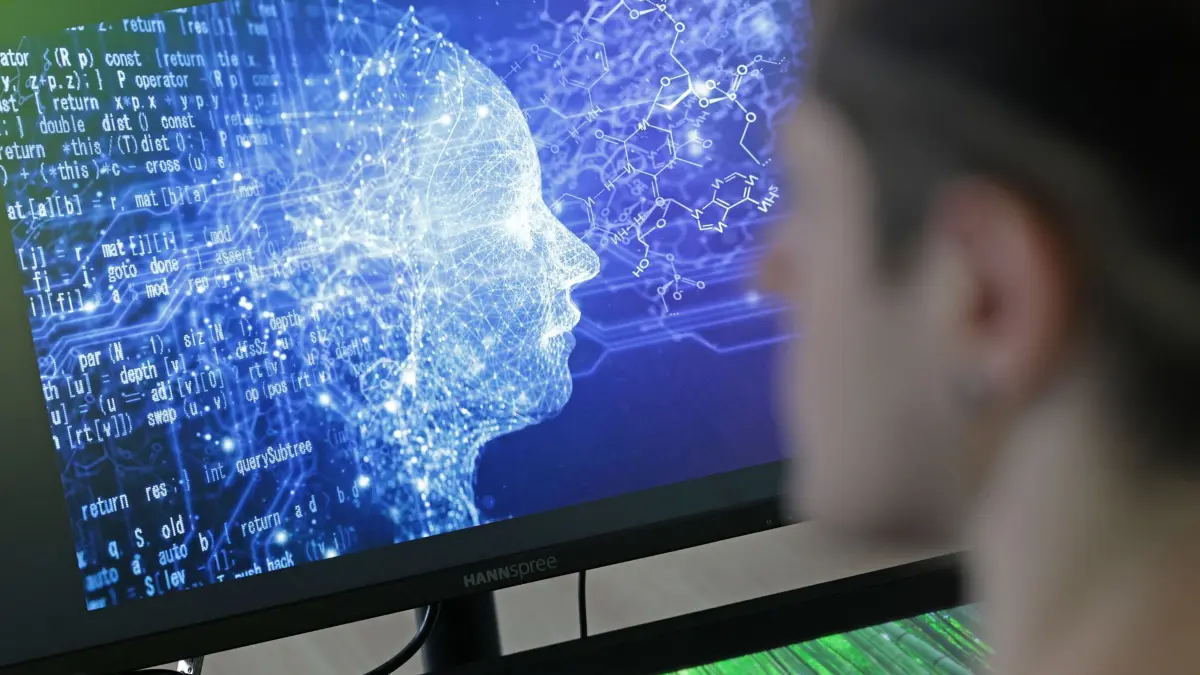 Symbolbild Künstliche Intelligenz: ARCHIV - 28.02.2025, Sachsen-Anhalt, Wernigerode: Mit dem Begriff der Künstlichen Intelligenz (KI) werden derzeit viele Hoffnungen zur Lösung gesellschaftlicher Probleme verbunden. Welcher Nutzen die KI bringt, wird die Zukunft zeigen. Das Bild zeigt einen Student im Computerraum einer Hochschule vor einem Bildschirm. (zu dpa: «KI soll Brandenburgs Verwaltung bürgerfreundlicher machen») Foto: Matthias Bein/dpa +++ dpa-Bildfunk +++