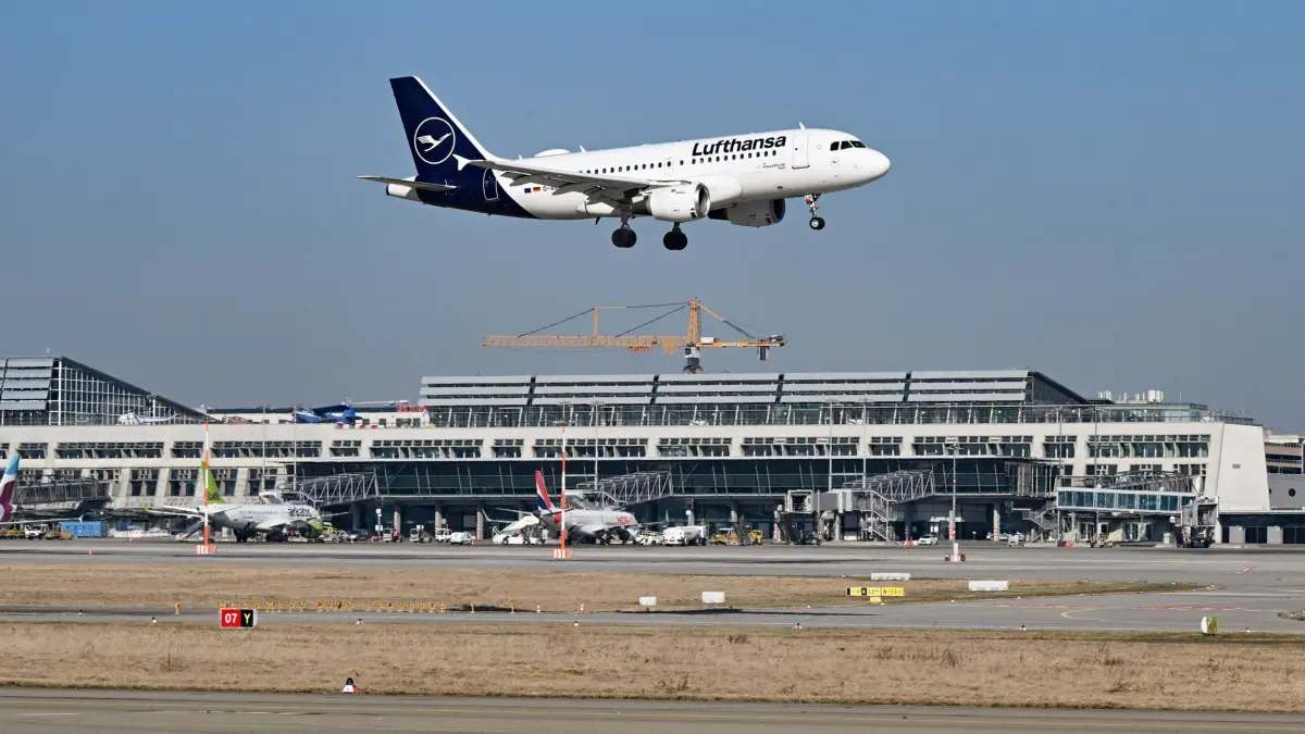 ARCHIV - 04.03.2022, Baden-Württemberg, Stuttgart: Auf dem baden-württembergischen Landesflughafen, dem Flughafen Stuttgart, landet eine Maschine von Lufthansa. (zu dpa: «Verdi ruft zum Warnstreik am Flughafen Stuttgart auf») Foto: Bernd Weißbrod/dpa +++ dpa-Bildfunk +++
