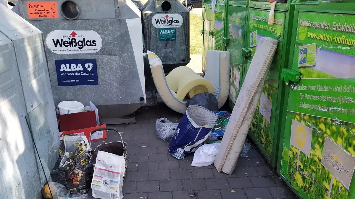 (ohne Überschrift): Vorsicht: Dieses Foto ist möglicherweise nur für den einstigen Verlag Schwäbisches Tagblatt verwendbar. Müll bei Containern Sülchenkirche, Privatbild