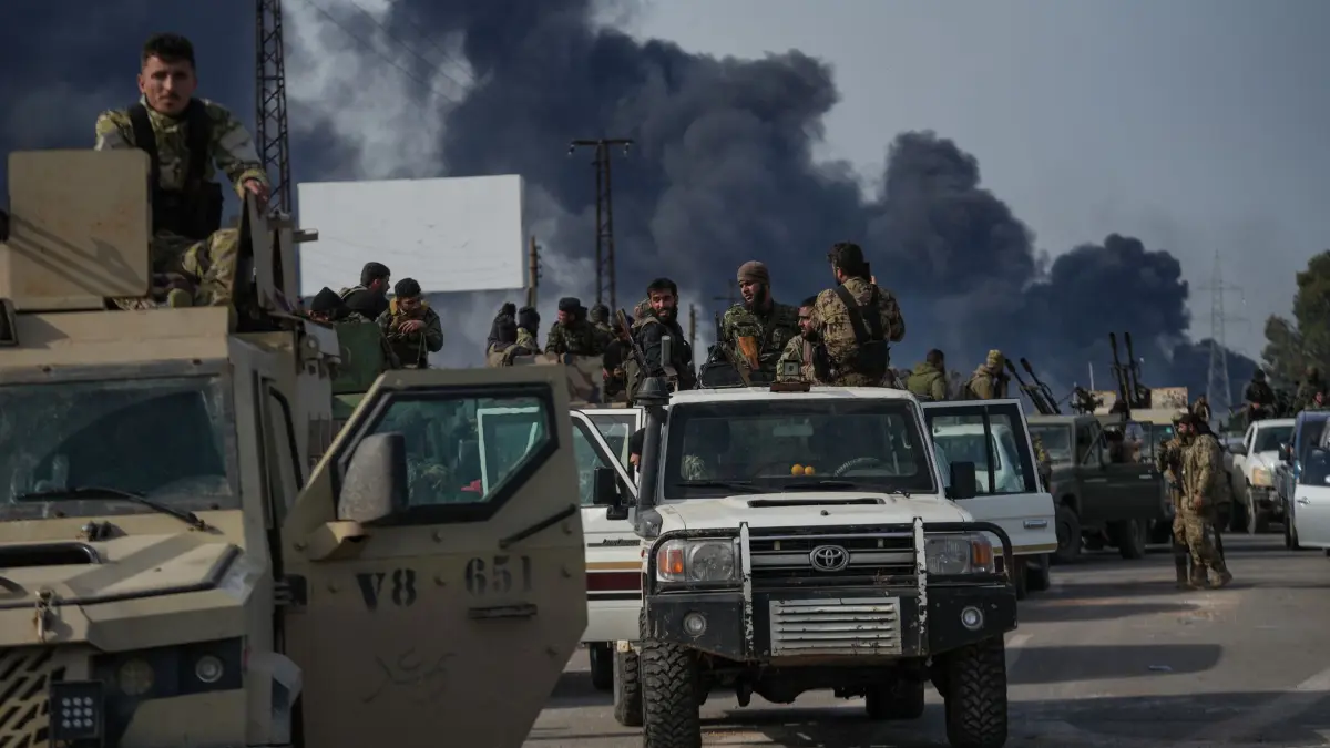 Konflikt in Syrien: 07.03.2025, Syrien, Latakia: Die syrischen Streitkräfte rücken mit schweren Waffen in die Dörfer im Umland von Latakia vor, um gegen Anhänger des gestürzten syrischen Präsidenten al-Assad zu kämpfen. Rund drei Monate nach dem Sturz des langjährigen Machthabers Baschar al-Assad ist es in Syrien zu schweren Zusammenstößen zwischen dessen Anhängern und Kämpfern der Übergangsregierung gekommen. Foto: Moawia Atrash/dpa +++ dpa-Bildfunk +++