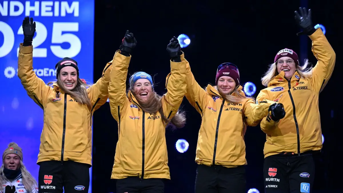 Nordische Ski-WM Trondheim: 07.03.2025, Norwegen, Trondheim: Ski nordisch, Weltmeisterschaft, Langlauf - Staffel 4 x 7,5 km, Frauen. Pia Fink (l-r), Katharina Hennig, Helen Hoffmann und Victoria Carl aus Deutschland reagieren nach ihrem dritten Platz (Bronze) bei der Medaillenfeier. Foto: Hendrik Schmidt/dpa +++ dpa-Bildfunk +++