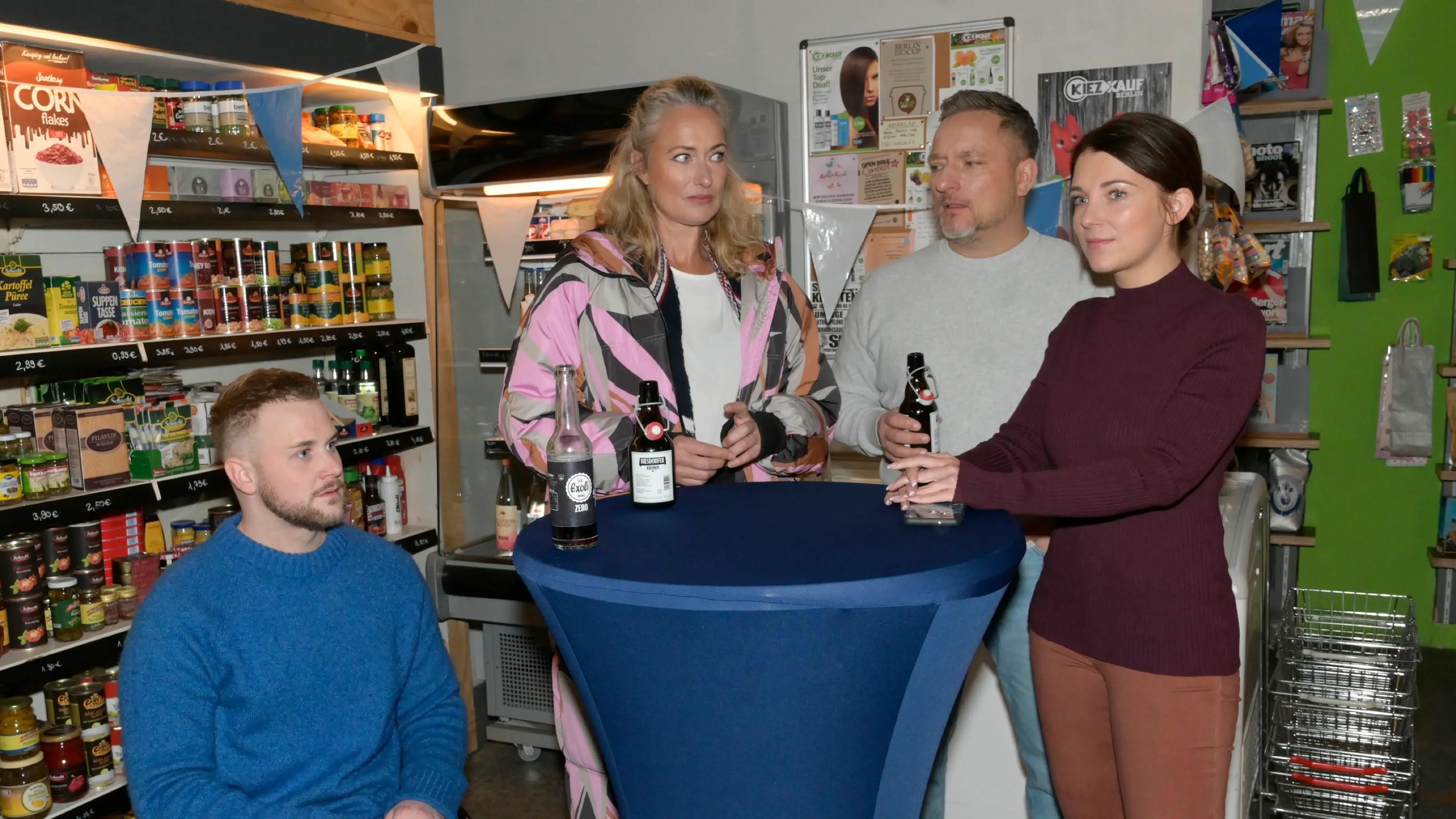 Außer Jonas (Felix van Deventer, l.) sind Maren (Eva Mona Rodekirchen), Michi (Lars Pape) und Lilly (Iris Mareike Steen) froh, bei dem Prozess von Lars aussagen zu müssen.