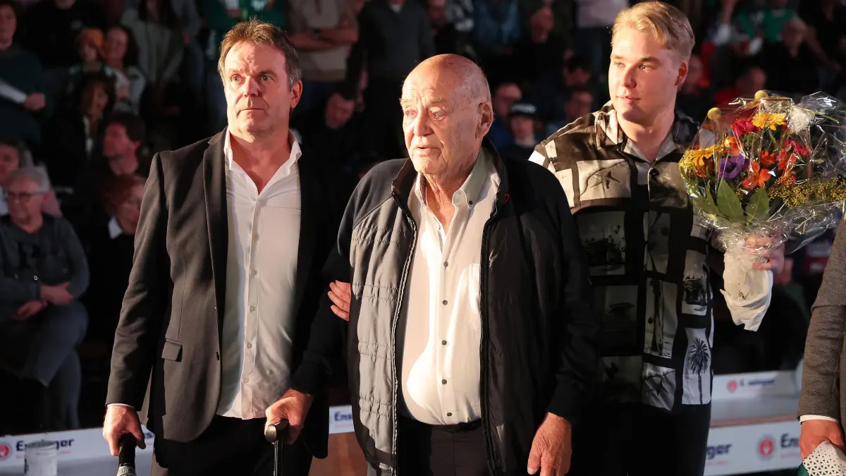 Handball Bundesliga Frisch Auf G?ppingen vs. SG Flensburg-Handewitt: G?ppingen , Daikin HBL , Handball Bundesliga , Frisch Auf G?ppingen vs. SG Flensburg-Handewitt , Aufnahme von Horst Singer in die Hall of Fame in G?ppingen , von links: Gerd Hofele / Horst Singer / Enkel Justin *** G?ppingen , Daikin HBL , Handball Bundesliga , Frisch Auf G?ppingen vs SG Flensburg Handewitt , Horst Singer inducted into the Hall of Fame in G?ppingen , from left Gerd Hofele Horst Singers grandson Justin