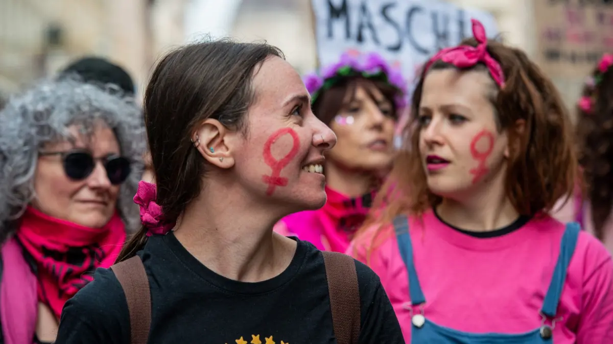 Internationaler Frauentag - Rom: 08.03.2025, Italien, Rom: Teilnehmer einer Kundgebung im Rahmen eines Transfeministischen Streiks unter dem Motto "Nicht einer weniger" demonstrieren am Internationalen Frauentag auf der Via Merulana. Foto: Valentina Stefanelli/LaPresse via ZUMA Press/dpa +++ dpa-Bildfunk +++