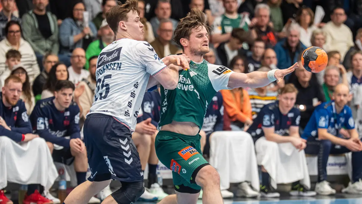 Frisch Auf Goeppingen vs. SG Flensburg-Handewitt, Handball, 1. Bundesliga, Herren, Spielzeit 2024/2025, 08.03.2025: David Schmidt (Frisch Auf Goeppingen, #77) im Zweikampf mit Lukas Jorgensen (SG Flensburg-Handewitt, #25), Frisch Auf Goeppingen vs. SG Flensburg-Handewitt, Handball, 1. Bundesliga, Herren, Spielzeit 2024/2025, 08.03.2025,
Foto: EIBNER/Michael Schmidt