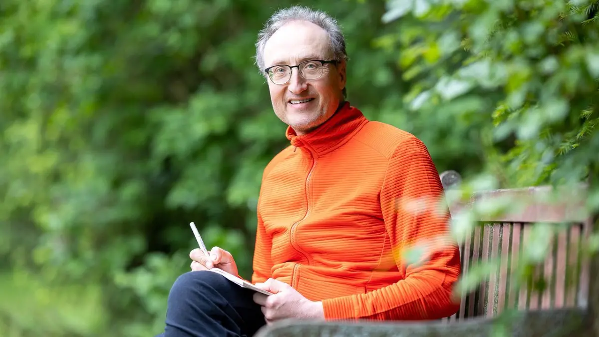 Thomas Bäder hat nicht nur zwei Bücher veröffentlicht, sondern auch zeitgeschichtliche Texte und Kolumnen, Postkarten sowie Lyrik und ist an Ausstellungen beteiligt.
