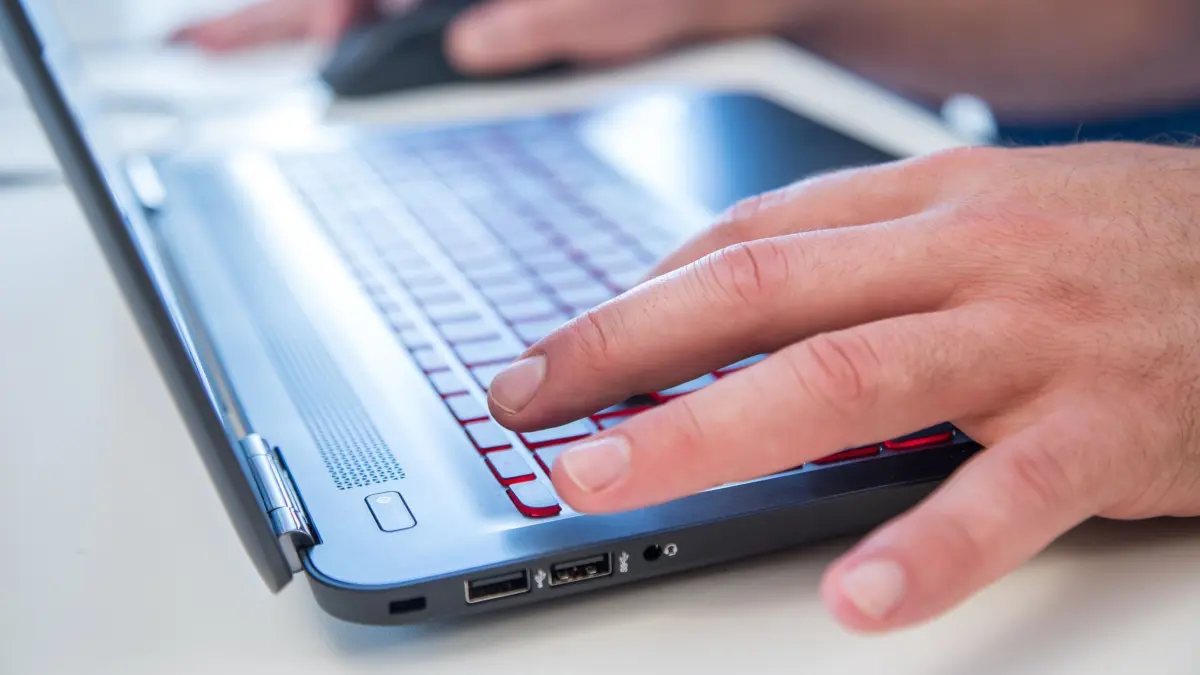 Mann schreibt an einem Laptop: ILLUSTRATION - «Schreib mir eine Bewerbung»: Rechtlich ist es in der Regel kein Problem, wenn Bewerbungsunterlagen mit Hilfsmitteln erstellt werden. (zu dpa: «Muss ich meine Bewerbung selbst schreiben?») Foto: Christin Klose/dpa-tmn - Honorarfrei nur für Bezieher des dpa-Themendienstes +++ dpa-Themendienst +++