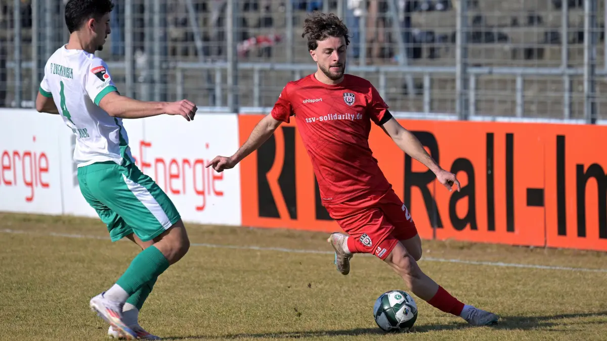 Fussball OL | SSV Reutlingen vs. FC Zuzenhausen: Fussball OL | SSV Reutlingen (rot) vs. FC Zuzenhausen (weiss/gruen) // 2025-03-08 // Foto: Joachim Baur // #23 Daniel Breuninger (SSV Reutlingen) / #4 Koray Kilic (FC)