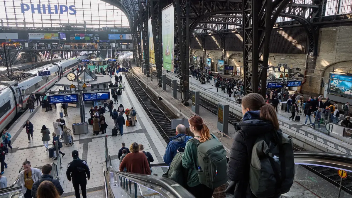 Hauptbahnhof Hamburg: 09.03.2025, Hamburg: Zahlreiche Menschen stehen auf einem Bahnsteig auf dem Hauptbahnhof. Wegen eines schon heute beginnenden Warnstreiks fallen alle Flüge am Hamburger Flughafen aus. Foto: Georg Wendt/dpa +++ dpa-Bildfunk +++
