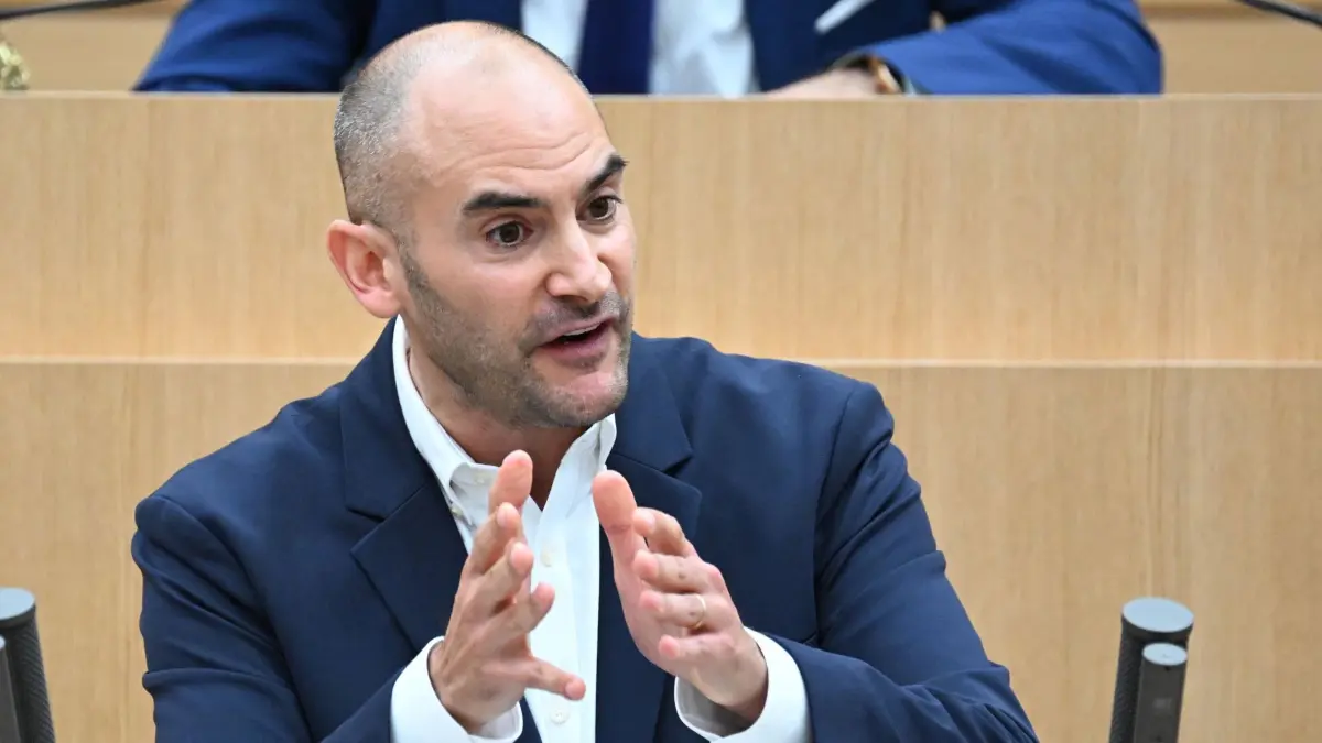 ARCHIV - 06.11.2024, Baden-Württemberg, Stuttgart: Danyal Bayaz (Bündnis 90/Die Grünen), Finanzminister von Baden-Württemberg, spricht im Landtag bei einer Debatte über den Haushalt. (zu dpa: «Stuttgarter Finanzminister lobt Paket - und hat Fragen») Foto: Bernd Weißbrod/dpa +++ dpa-Bildfunk +++