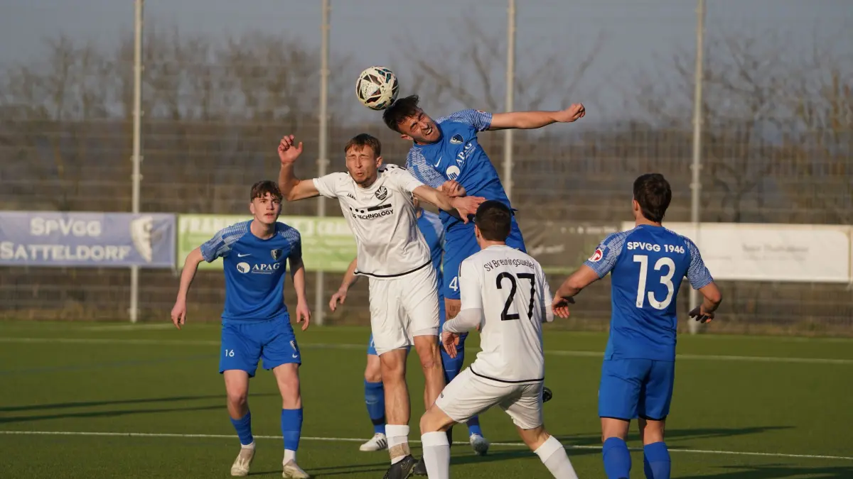 Die Abwehr der Spvgg Satteldorf (blau) ließ gegen den SV Breuningsweiler kein Tor zu. Julian Erhardt traf spät im Spiel zum entscheidenden 1:0.