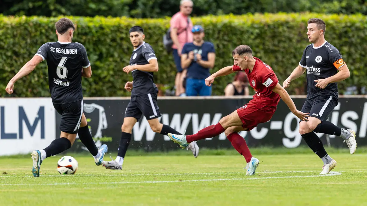 Fussball Landesliga: Fussball Landesliga; SC Geislingen - JC Donzdorf;
Mert Özdemir (JC Donzdorf, #79) erzielt mit diesem Schuss in der 49. Spielminute das 1:2;
17.08.2024; Stadion Eybacher Tal; Geislingen.
Foto: Thomas Madel