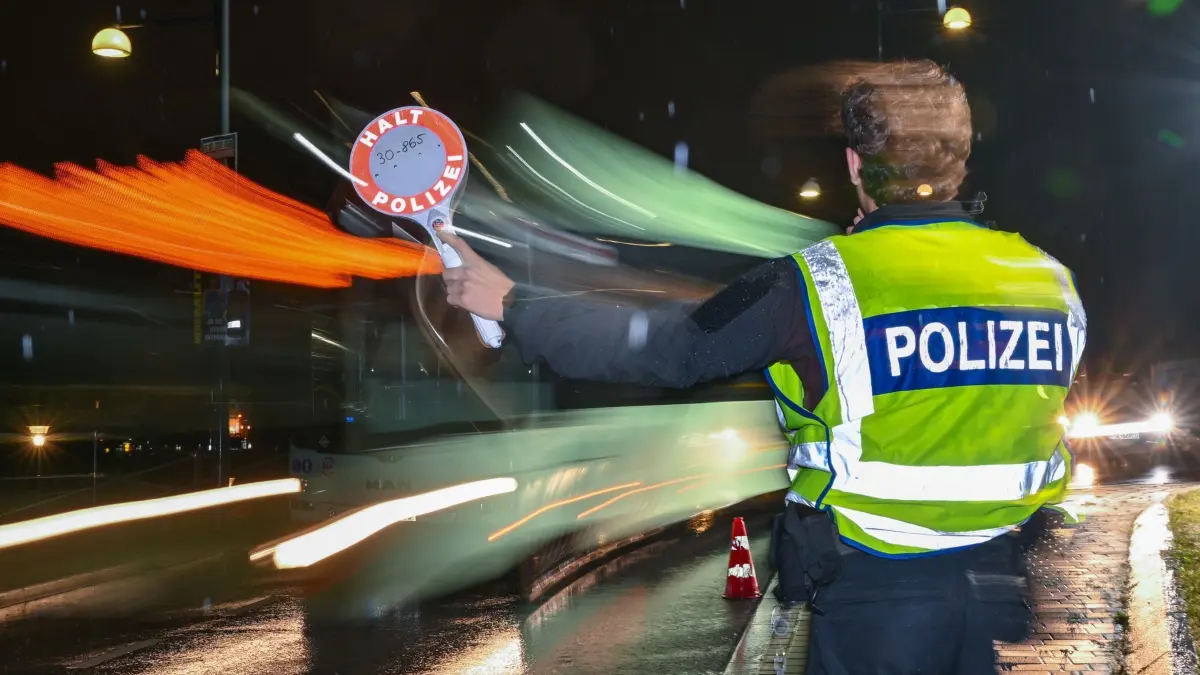 Grenzkontrollen in Deutschland - Frankfurt (Oder): ARCHIV - 16.09.2024, Brandenburg, Frankfurt (Oder): Am frühen Morgen steht im strömenden Regen ein Beamter der Bundespolizei am deutsch-polnischen Grenzübergang Stadtbrücke und überwacht den Einreiseverkehr nach Deutschland. Bisher gab es bereits Kontrollen an den Grenzen zu Polen, Tschechien, Österreich und der Schweiz sowie zuletzt auch zu Frankreich. Die Kontrollen sind jeweils auf sechs Monate befristet, können aber verlängert werden. (zu dpa: «Migrationsreform - was wird sich an den Grenzen ändern?») Foto: Patrick Pleul/dpa +++ dpa-Bildfunk +++