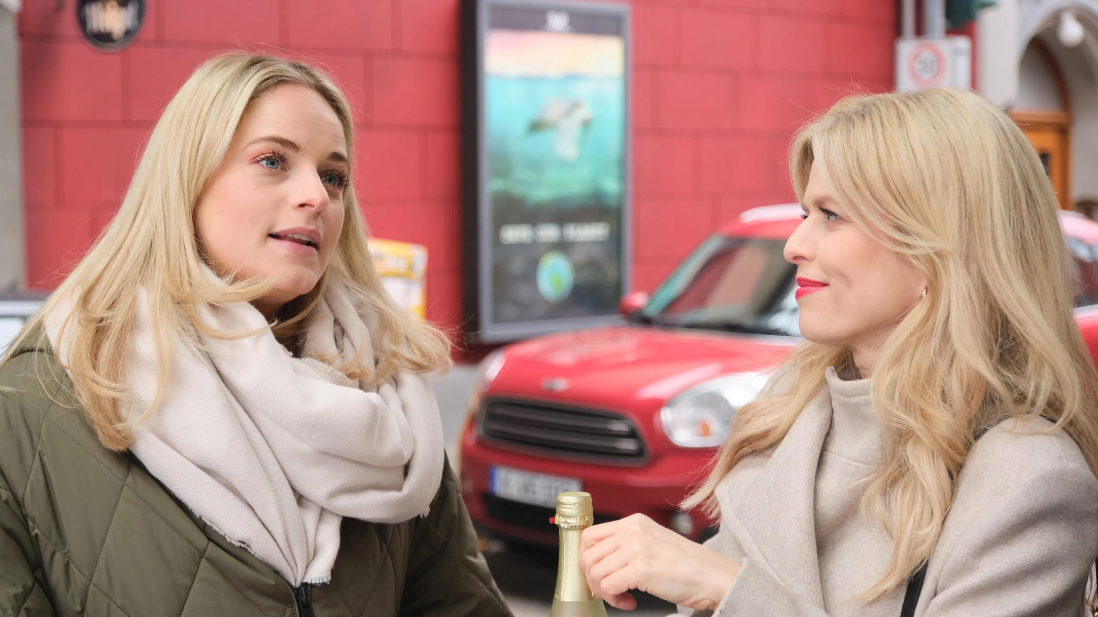 Bei "Unter uns" wird Cecilia (Carina Koller, l.) von Patrizia (Miriam Lahnstein, r.) überrascht, als sie sie privat besser kennenlernen will.