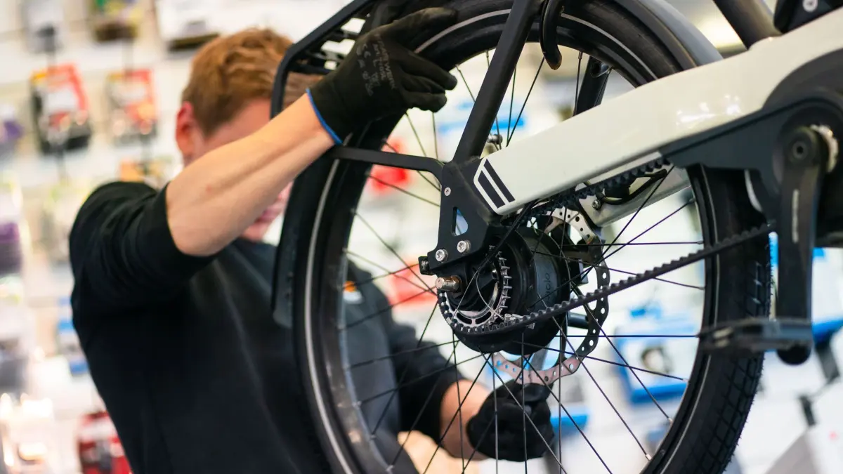 Zweiradmechatroniker repariert E-Bikes: ARCHIV - Check: Wer ein gebrauchtes E-Bike kaufen will, sollte sich das Wunschobjekt genau anschauen oder bei einem vertrauenswürdigen Händler kaufen. (zu dpa: «Das ist beim Kauf eines gebrauchten E-Bikes wichtig») Foto: Nicolas Armer/dpa-tmn - Honorarfrei nur für Bezieher des dpa-Themendienstes +++ dpa-Themendienst +++