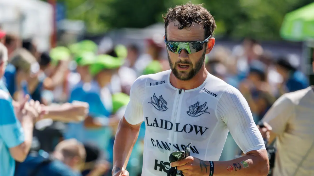 Sam Laidlow: ARCHIV - 25.06.2023, Bayern, Roth: Sam Laidlow, Triathlet aus Frankreich, verlässt beim Datev Challenge Roth die Wechselzone von der Radetappe zur Laufetappe. Die Teilnehmer des Triathlons müssen 3,8 km schwimmen, 180 km mit dem Rad absolvieren und 42,195 km laufen. (zu dpa: «Ex-Ironman-Weltmeister Laidlow startet in Roth») Foto: Daniel Karmann/dpa +++ dpa-Bildfunk +++