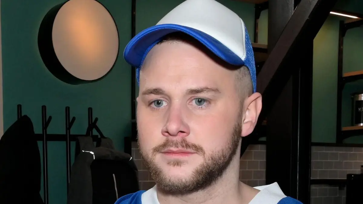 Jonas (Felix van Deventer) ist überrascht, als sein Vater ein emotionales Zeichen sendet.