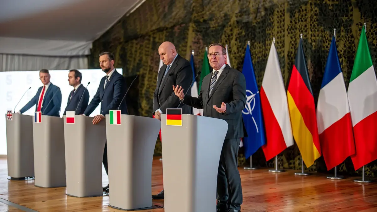 Fünfer-Gruppe berät in Paris zur Ukraine: ARCHIV - 13.01.2025, Polen, Warschau: Boris Pistorius (SPD, r-l), Verteidigungsminister, Guido Crosetto, Verteidigungsminister von Italien, Wladyslaw Kosiniak-Kamysz, Verteidigungsminister von Polen, Sebastien Lecornu, Verteidigungsminister von Frankreich, und Luke Pollard, Parlamentarischer Staatssekretär im Verteidigungsministerium von Großbritannien, geben eine Pressekonferenz nach dem Fünfertreffen europäischer Verteidigungsminister. Verteidigungsminister der Fünfer-Gruppe wichtiger Nato-Staaten beraten am Mittwoch in Paris über die weitere Unterstützung der Ukraine. (zu dpa: «Fünfer-Gruppe berät in Paris zur Ukraine») Foto: Michael Kappeler/dpa +++ dpa-Bildfunk +++