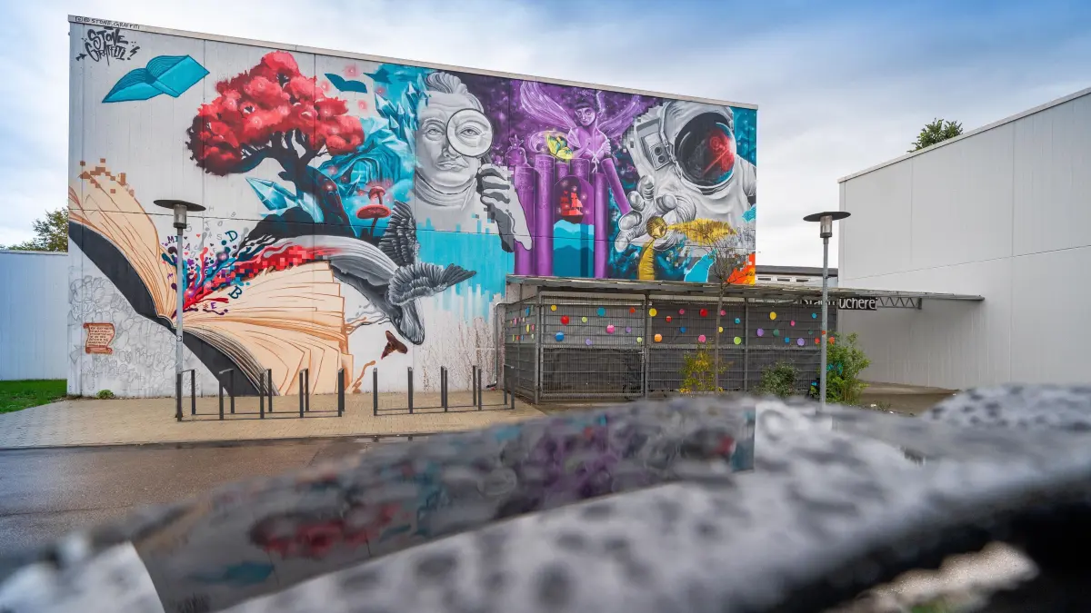 Stadtbücherei NU, Steubenstraße: Großes Graffiti: Stadtbücherei NU, Steubenstraße: Großes Graffiti