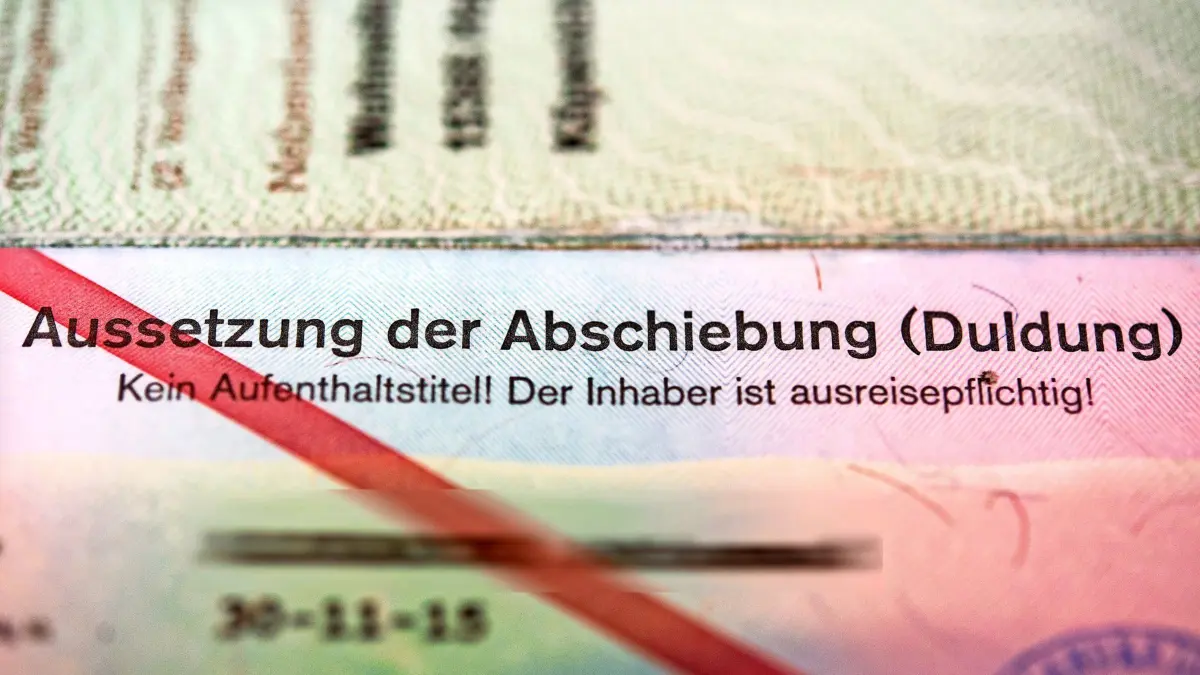 Ein Ausweis der Bundesrepublik Deutschland eines Asylbewerbers mit dem Vermerk «Aussetzung der Abschiebung (Duldung) - Kein Aufenthaltstitel! Der Inhaber ist ausreisepflichtig!» In Brandenburg sind im vergangenen Jahr 606 Abschiebungen von abgelehnten Asylbewerbern aus Einrichtungen der Zentralen Ausländerbehörde gescheitert (zu dpa «Wieder mehr gescheiterte Abschiebungen in Brandenburg»).